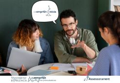 Estudiantat al voltant d'una taula